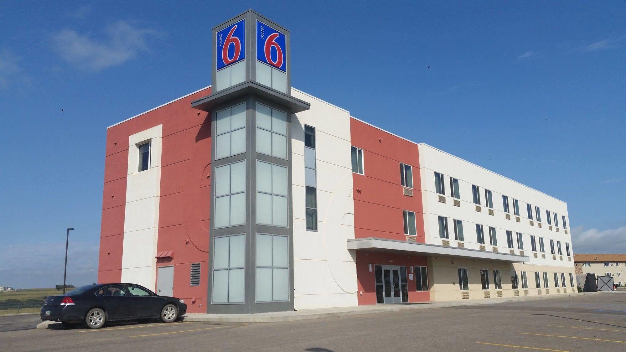 Baymont By Wyndham Williston Hotel Exterior foto